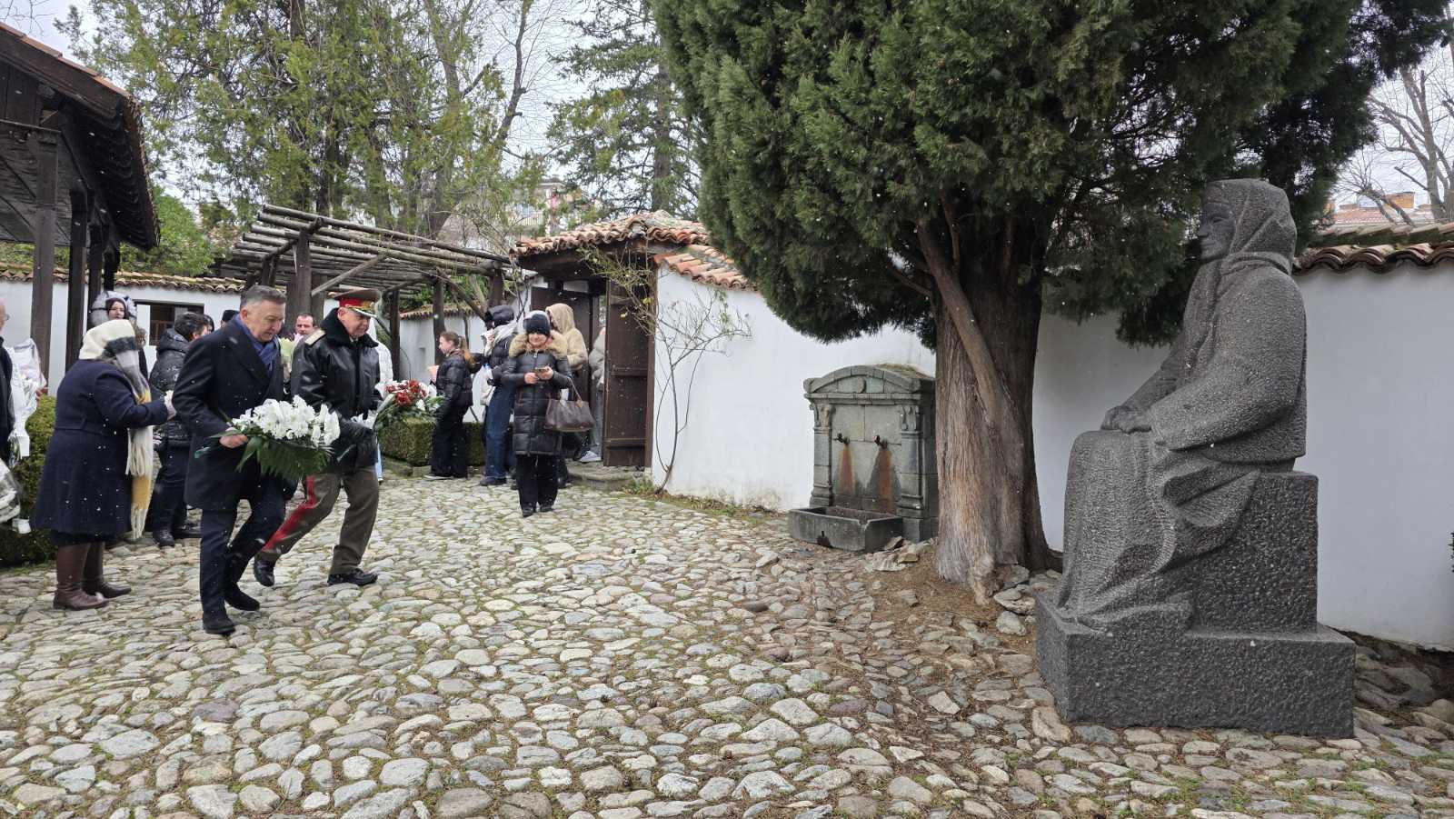 4 Поклон пред Майката.jpg