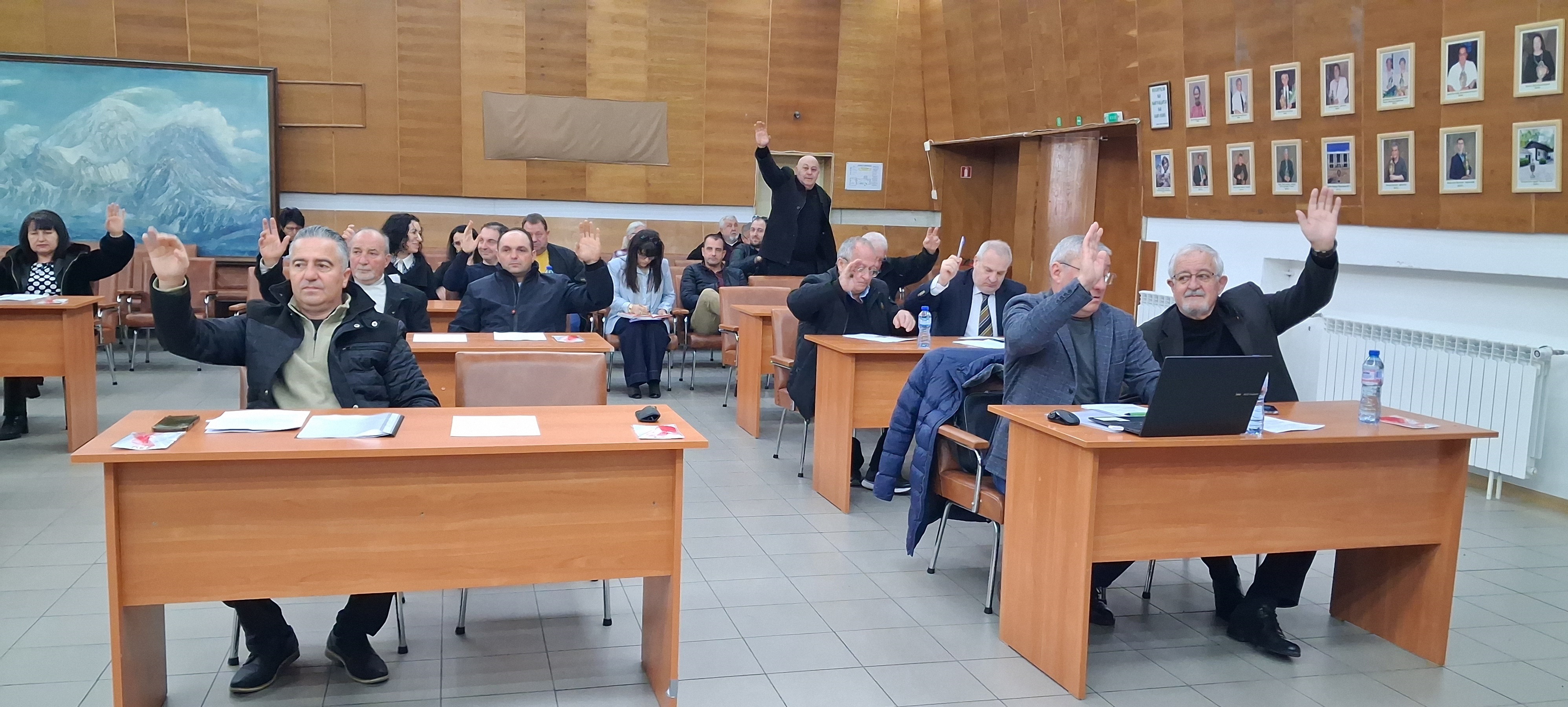 2 Гласуване в залата.jpg