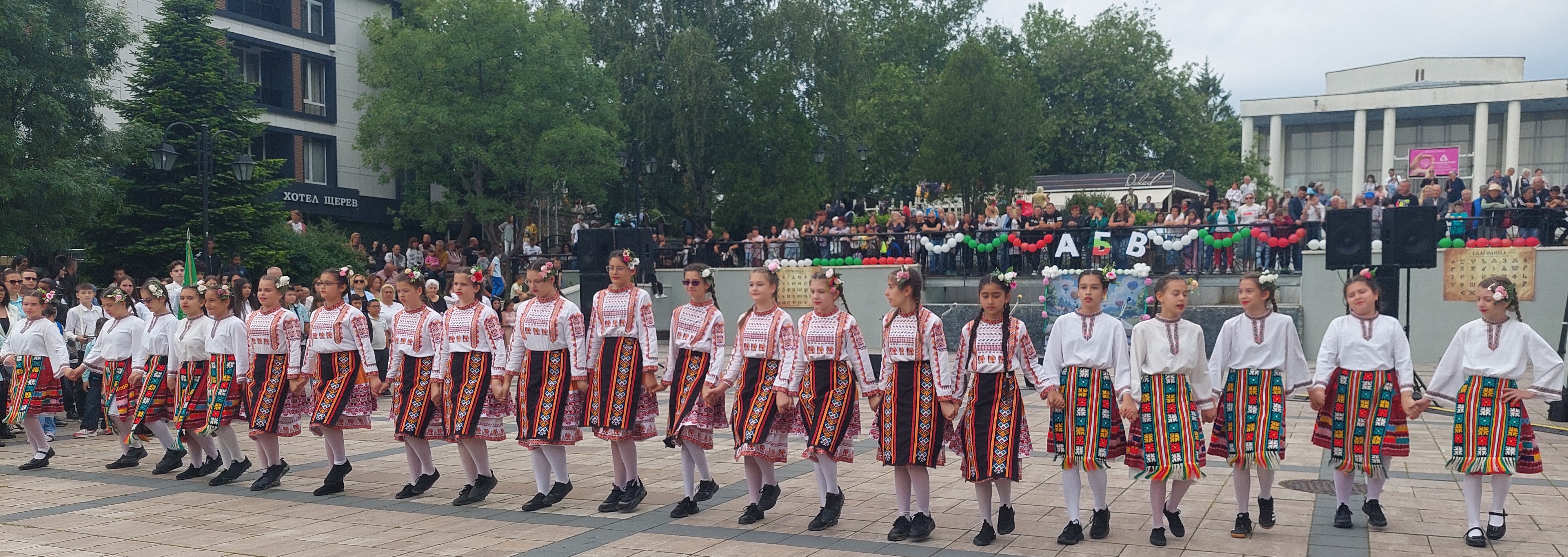 1 Народни танци.jpg