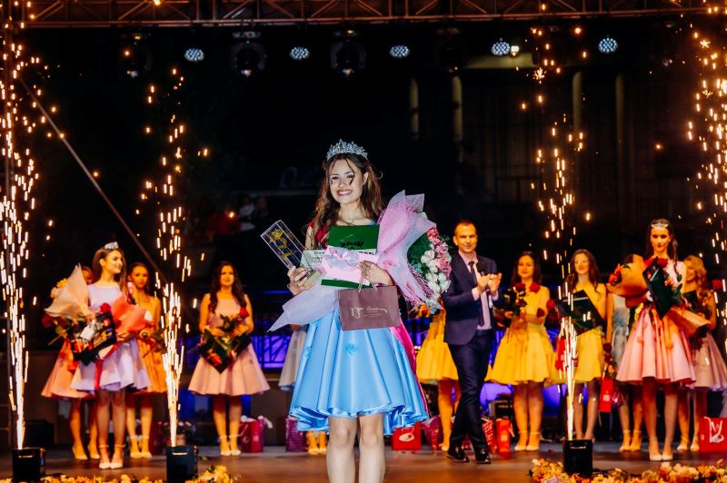 Царица на розата.jpg