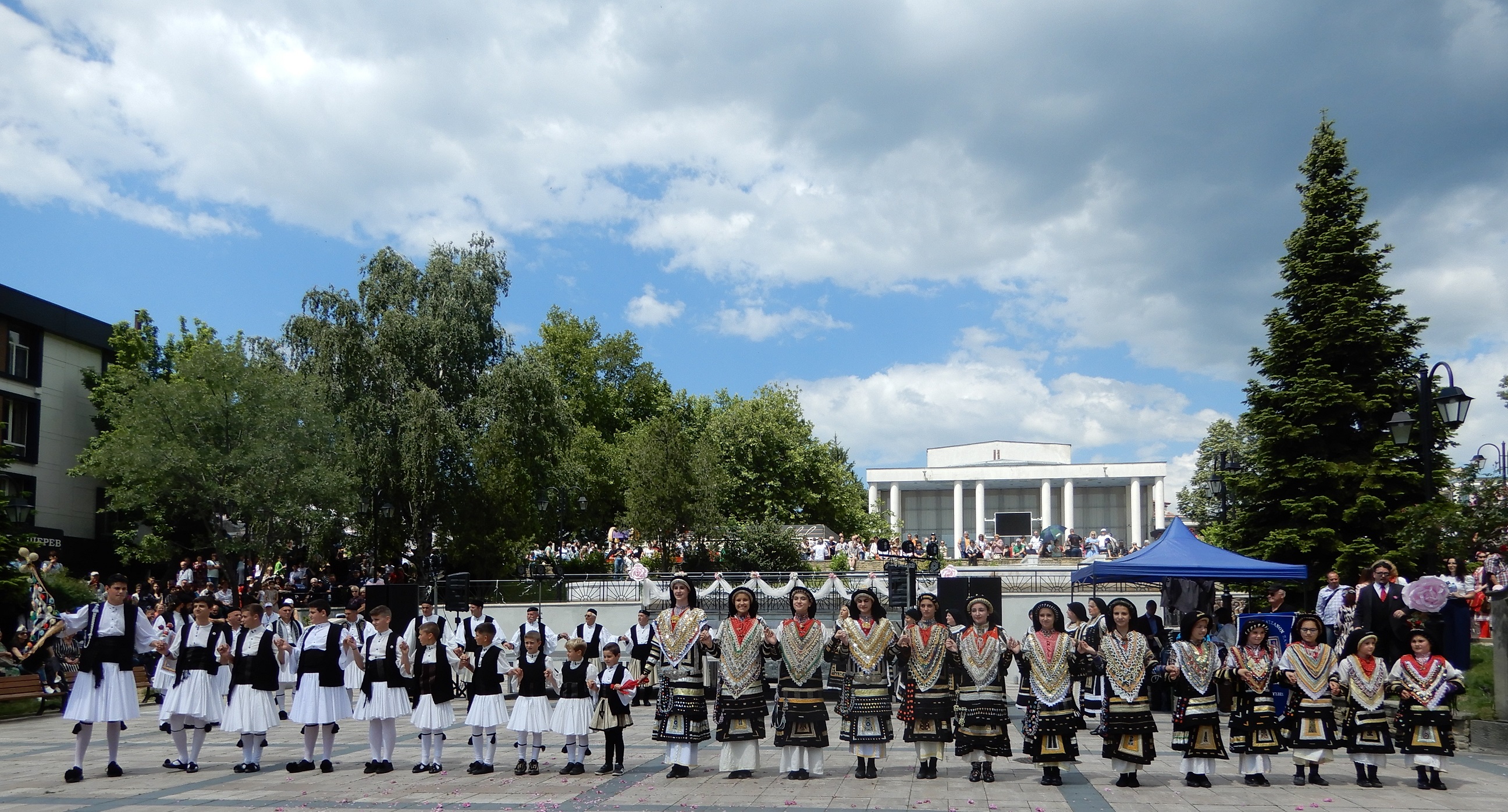 5 Танц каракачани.JPG