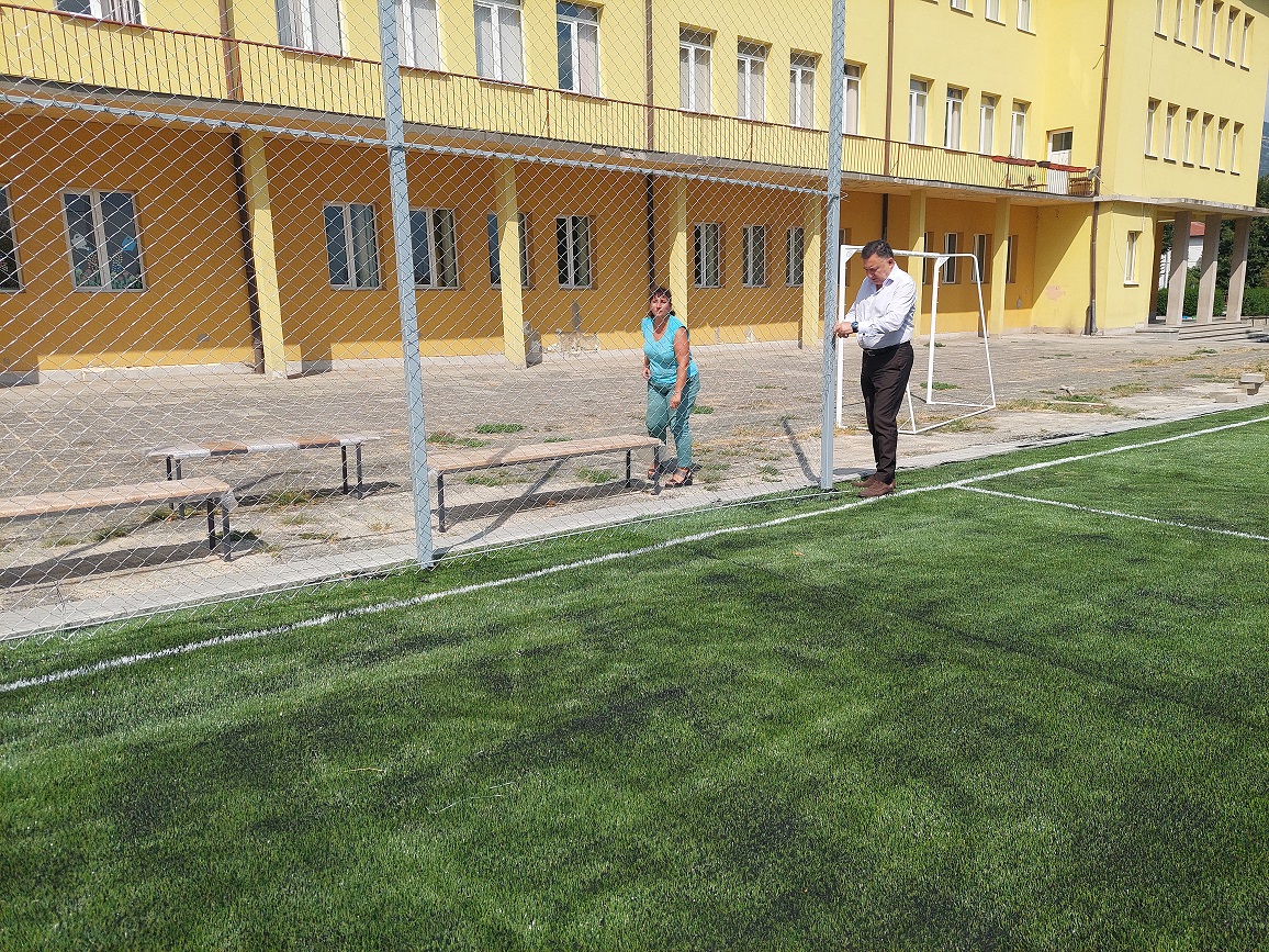 2 В двора на училището.jpg