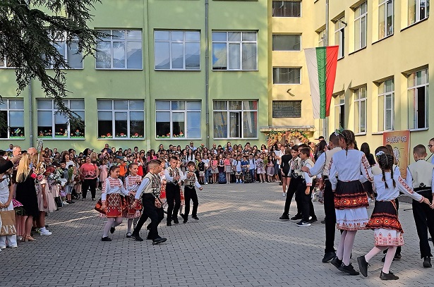 8 Народен танц.jpg