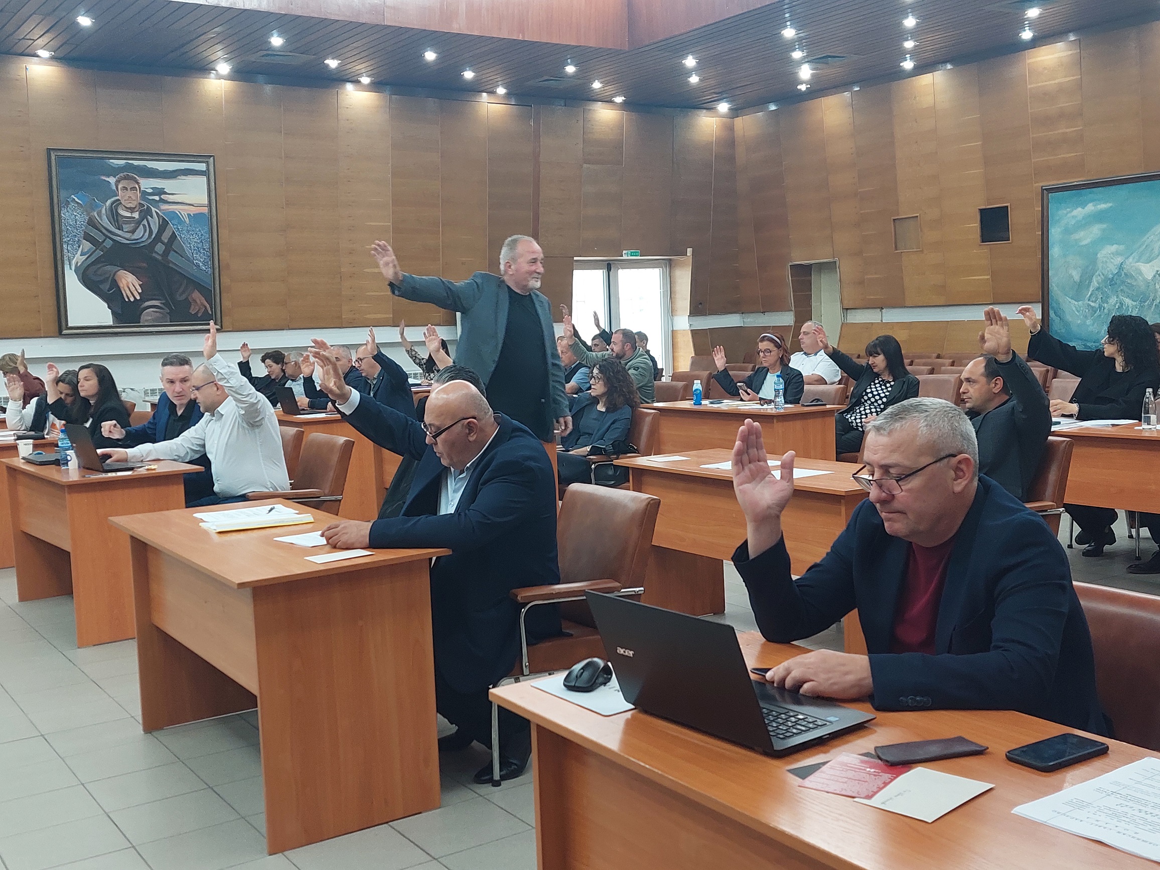 2 Гласуване в залата.jpg