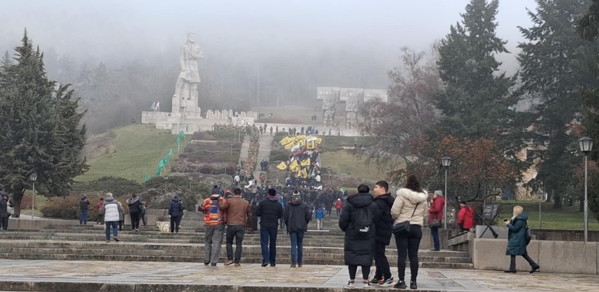 3 Към пондожието на паметника.jpg