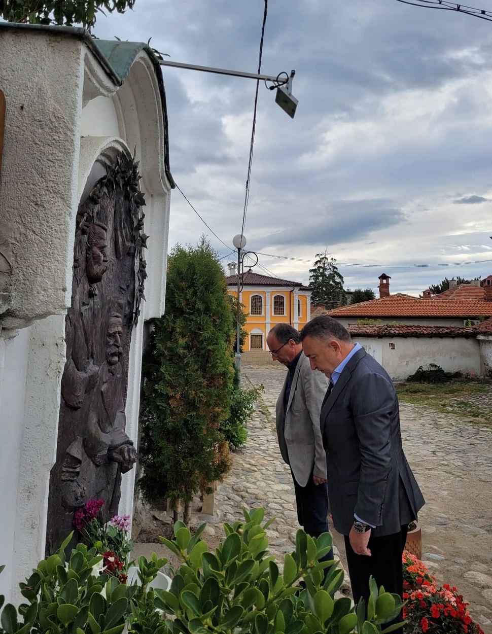 поклонение пред паметната плоча.jpg