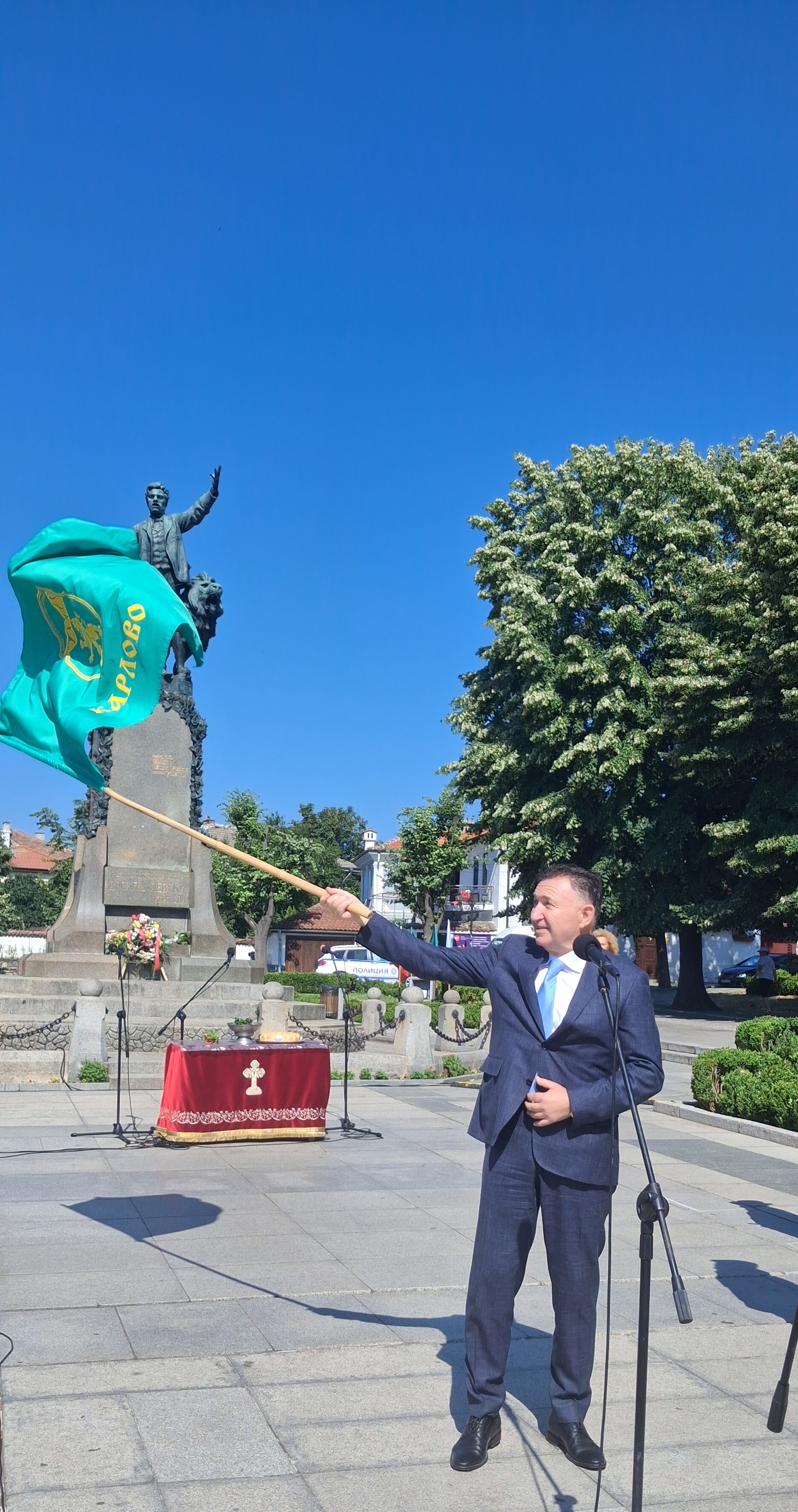 1 Със знамето на похода.jpg